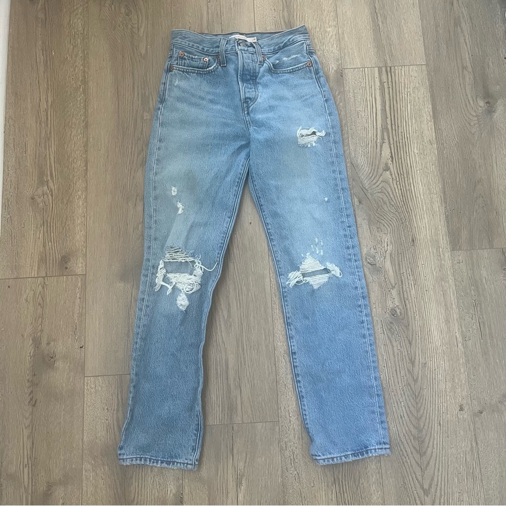 Levi’s Premium Wedgie Straight women’s size 24 Distressed Light Wash